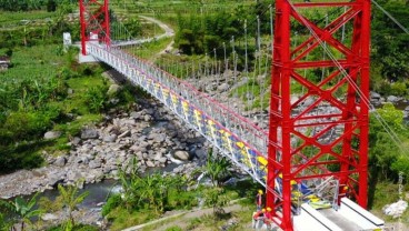 Warna-warni Jembatan Gantung Padat Karya, Ini Gambar-gambarnya