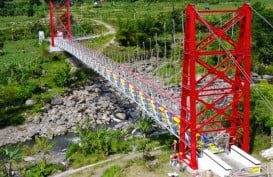 Warna-warni Jembatan Gantung Padat Karya, Ini Gambar-gambarnya