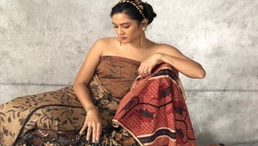 Dian Sastro, Pamer Kecintaan Etnik Batik dan Tenun Sebagai Doa