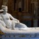 Patung Berusia 200 Tahun di Italia Rusak oleh Turis