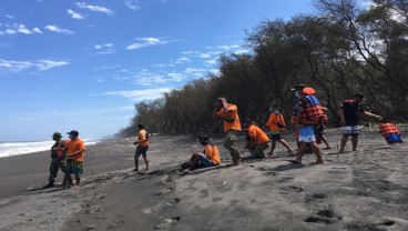 7 Turis Tersambar Ombak saat Main Bola di Tepi Pantai Goa Cemara, 2 Meninggal