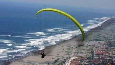 Main Bola di Pantai, Wisatawan Terseret Ombak Pantai Selatan Yogyakarta