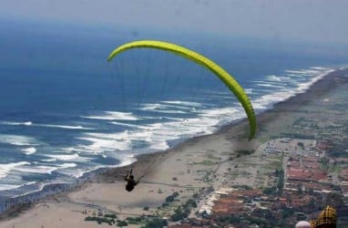 Main Bola di Pantai, Wisatawan Terseret Ombak Pantai Selatan Yogyakarta