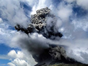Foto-Foto Hujan Abu Vulkanik Akibat Erupsi Gunung Sinabung