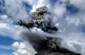 BPBD Karo Kerahkan Water Canon Bersihkan Abu Gunung Sinabung