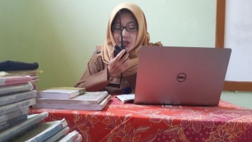 Guru di Madiun ini Mengajar Pakai HT, Siswa tak Kuat Beli Kuota Internet