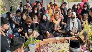 100 Hari Meninggal, Sobat Ambyar dari Berbagai Kota Penuhi Makam Didi Kempot di Ngawi