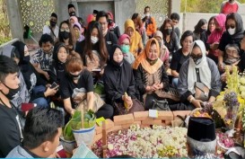 100 Hari Meninggal, Sobat Ambyar dari Berbagai Kota Penuhi Makam Didi Kempot di Ngawi