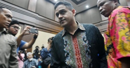Mantan Bendahara Partai Demokrat M Nazaruddin (tengah) bersiap memberikan keterangan kasus dugaan tindak pidana korupsi pengadaan pekerjaan KTP elektronik (E-KTP) untuk tersangka Irman dan Sugiharto di Pengadilan Tipikor, Jakarta, Senin (3/4)./Antara-Wahyu Putro A