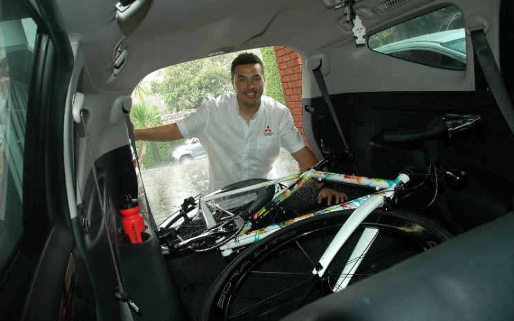 Tip Membawa Sepeda di Dalam Mobil ala Rifat Sungkar