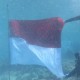17 Penyelam Mengibarkan Bendera di Dalam Laut Kawasan Pulau Bando