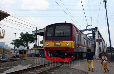 Stasiun Tanah Abang Berlakukan Akses Tunggal, Pengguna KRL Diminta Jaga Jarak