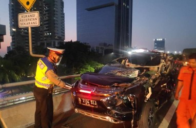 Mitsubishi Pajero Ringsek karena Tabrakan dengan Truk di Tol Layang Slipi   
