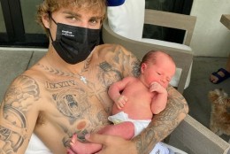 Justin Bieber Gendong Bayi, Begini Komentar Dwayne Johnson