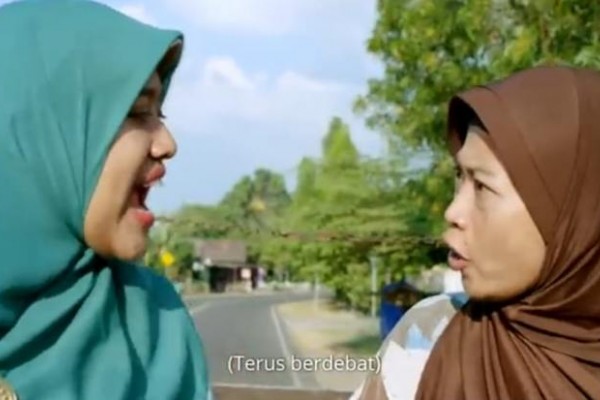 Bu Tejo (mengenakan jilbab biru) sedang berdebat)