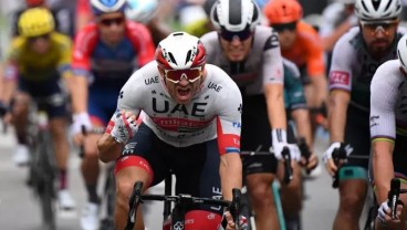 Para Rival Tumbang, Kristoff Juarai Etape Pembuka Tour de France 