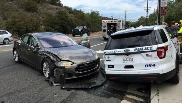 Sopir Nonton Film, Tesla Autopilot Sikat Mobil Polisi