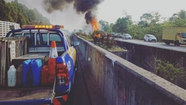 Ada Truk Boks Terbakar, Tol Sentul Arah Jakarta Tersendat