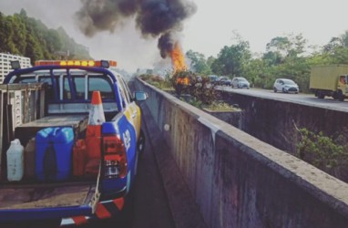 Ada Truk Boks Terbakar, Tol Sentul Arah Jakarta Tersendat