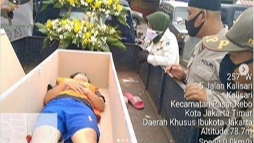 Astaga, Warga Tak Pakai Masker Dimasukkan ke Peti Mati   