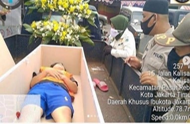 Astaga, Warga Tak Pakai Masker Dimasukkan ke Peti Mati   