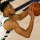 Basket NBA : Cedera Kaki, Giannis Antetokounmpo Tetap Bermain