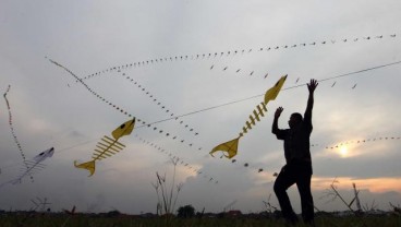 Terbang Terbawa Layang-Layang Naga, Remaja ini Jatuh Terluka