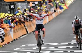 Tadej Pogacar Finis Terdepan Etape Ke-9 Tour de France
