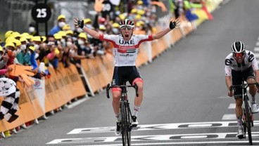 Tadej Pogacar Finis Terdepan Etape Ke-9 Tour de France