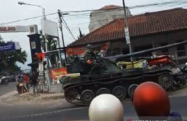 Tank Baja Tabrak Gerobak dan 4 Sepeda Motor di Bandung Barat