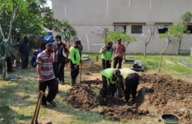 Positif Covid-19, Peti Jenazah Sekda DKI Saefullah Disemprot Disinfektan   