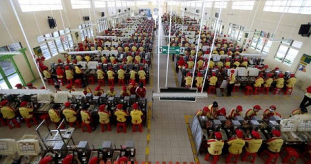 Pekerja PT HM Sampoerna Tbk melakukan aktivitas di pabrik sigaret kretek tangan (SKT) Sampoerna di Surabaya, Kamis (19/5/2016)./Antara