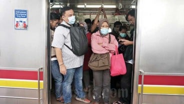 Pengguna KRL Masih Pakai Masker Scuba & Buff? Ini Jawaban KCI