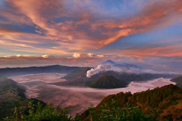 Panorama Gunung Bromo, Jawa Timur, saat matahari terbit, Rabu (26/4)./JIBI-Abdullah Azzam