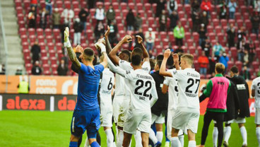 Hajar Dortmund, Augsburg Pimpin Klasemen Sementara Bundesliga