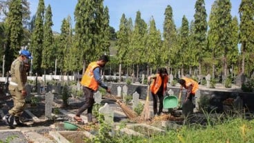 Terjaring Razia Masker, Puluhan Warga Semarang Dihukum Sapu Makam Pahlawan