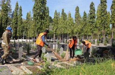 Terjaring Razia Masker, Puluhan Warga Semarang Dihukum Sapu Makam Pahlawan