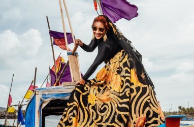 Gaya Elegan Susi Pudjiastuti dengan Koleksi Batik Anne Avantie