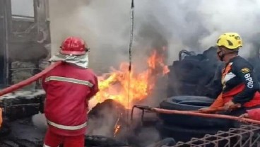 Garasi Bus Cendana di Madiun Terbakar