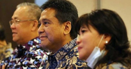 Ketua Asosiasi Pengusaha Indonesia (Apindo) Hariyadi B. Sukamdani (kedua kanan) bersama dengan Sekretaris Umum Eddy Hussy (kiri) dan Wakil Ketua Umum Shinta Widjaja Kamdani (kanan) saat Rapat Kerja dan Konsultasi Nasional (Rakerkonas) APINDO 2020 yang dilakukan secara virtual di Jakarta, Rabu (12/8/2020). Bisnis/Eusebio Chrysnamurti