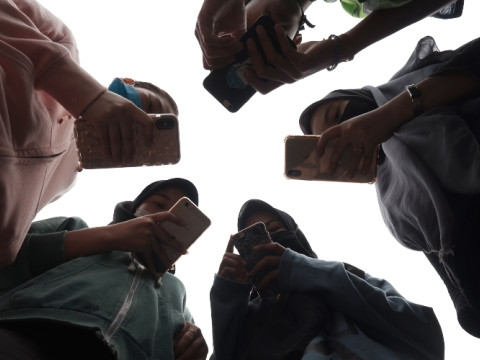 Sejumlah remaja menggunakan ponsel saat berkomunikasi di Medan, Sumatra Utara, Jumat (17/4/2020). Pemerintah beserta operator seluler sepakat akan tetap memberlakukan aturan blokir Internasional Mobile Equipment Identity (IMEI) mulai 18 April 2020 dalam upaya memberantas ponsel atau HP ilegal yang banyak beredar di pasaran./ANTARA FOTO-Septianda Perdana