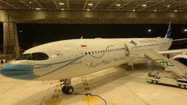 Begini Penampakan Pesawat Garuda Pakai Masker Raksasa