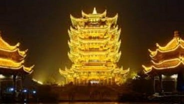 China Sulap  Menara Bangau Kuning Wuhan jadi Objek Wisata Malam