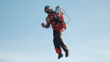 Pakai Jetpack, 'Paramedis Terbang' Tolong Korban Kecelakaan di Atas Gunung