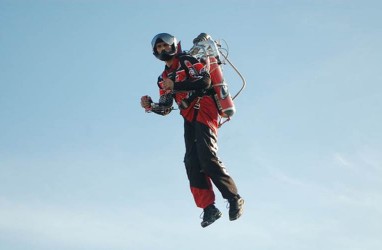 Pakai Jetpack, 'Paramedis Terbang' Tolong Korban Kecelakaan di Atas Gunung
