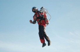 Pakai Jetpack, 'Paramedis Terbang' Tolong Korban Kecelakaan di Atas Gunung