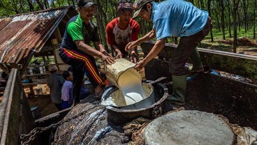 Tengkulak Dituding Berperan Tekan Harga Karet di Sumbar