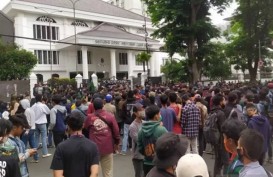 Ricuh, Gas Air Mata Bubarkan Demo Tolak UU Cipta Kerja di Bandung