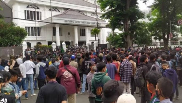 Ricuh, Gas Air Mata Bubarkan Demo Tolak UU Cipta Kerja di Bandung