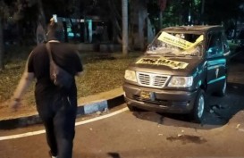 Demo Tolak UU Cipta Kerja Rusuh, Mobil Polrestabes Bandung Dirusak